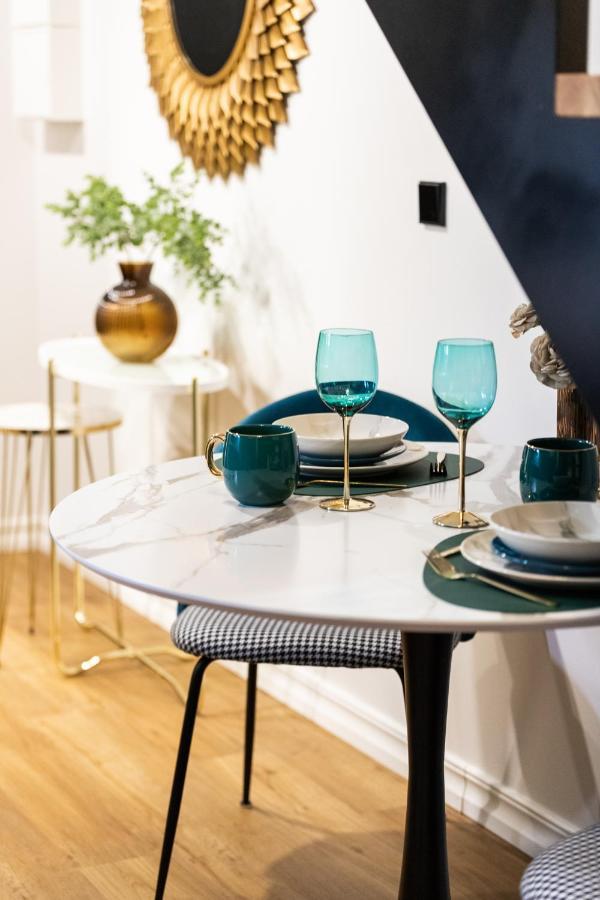 Golden In Center By Easyrentals *