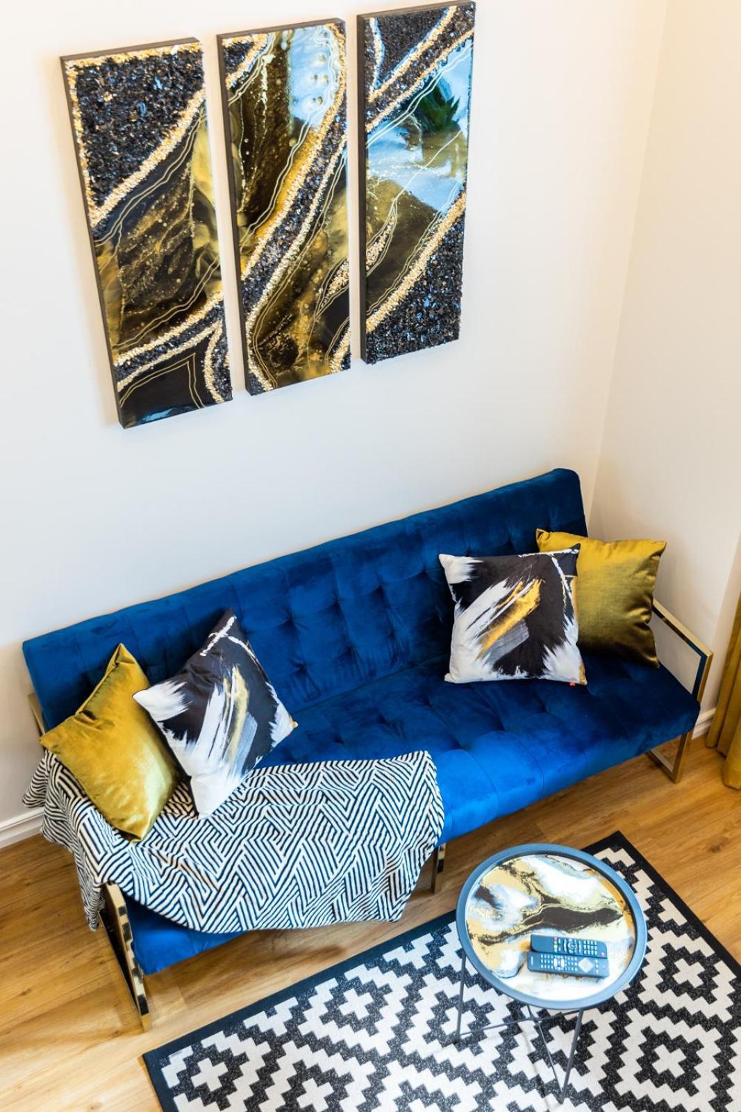 Golden In Center By Easyrentals *